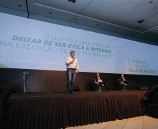O controlador-geral do Estado, Raul Siqueira, reforçou nesta quinta-feira (31) o compromisso da atual administração estadual com a ética e a integridade, em sua palestra no evento Governo 5.0, em Foz do Iguaçu. Ele apresentou as ações da Controladoria-Geral do Estado no combate à corrupção, que envolvem as coordenadorias da CGE.Foto: Geraldo Bubniak/AEN