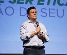 O controlador-geral do Estado, Raul Siqueira, reforçou nesta quinta-feira (31) o compromisso da atual administração estadual com a ética e a integridade, em sua palestra no evento Governo 5.0, em Foz do Iguaçu. Ele apresentou as ações da Controladoria-Geral do Estado no combate à corrupção, que envolvem as coordenadorias da CGE. Foto: José Fernando Ogura/AEN