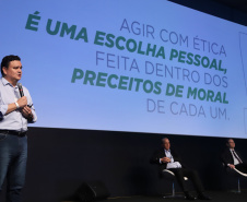 O controlador-geral do Estado, Raul Siqueira, reforçou nesta quinta-feira (31) o compromisso da atual administração estadual com a ética e a integridade, em sua palestra no evento Governo 5.0, em Foz do Iguaçu. Ele apresentou as ações da Controladoria-Geral do Estado no combate à corrupção, que envolvem as coordenadorias da CGE. Foto: José Fernando Ogura/AEN
