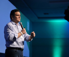 O controlador-geral do Estado, Raul Siqueira, reforçou nesta quinta-feira (31) o compromisso da atual administração estadual com a ética e a integridade, em sua palestra no evento Governo 5.0, em Foz do Iguaçu. Ele apresentou as ações da Controladoria-Geral do Estado no combate à corrupção, que envolvem as coordenadorias da CGE. Foto: José Fernando Ogura/AEN