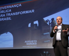 O ministro José Augusto Nardes, presidente do Tribunal de Contas da União, que também participou da mesa de governança, disse que o Paraná sai na frente em termos de práticas de governança com o Governo 5.0. Para ele, a próxima etapa é difundir essas conquistas nos 399 municípios do Estado.Foto: José Fernando Ogura/AEN