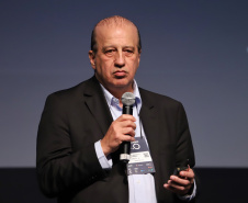 O ministro José Augusto Nardes, presidente do Tribunal de Contas da União, que também participou da mesa de governança, disse que o Paraná sai na frente em termos de práticas de governança com o Governo 5.0. Para ele, a próxima etapa é difundir essas conquistas nos 399 municípios do Estado.Foto: José Fernando Ogura/AEN
