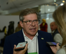 Gestores públicos de todo o Paraná puderam conhecer nesta sexta-feira (1) os principais programas habitacionais desenvolvidos pelo Governo do Estado. As ações, que visam a inclusão social e o desenvolvimento econômico dos municípios foram apresentadas pelo presidente da Cohapar, Jorge Lange, durante o evento Governo 5.0, de inovação da gestão pública, em Foz do Iguaçu.

Fotos: Guilherme Santo / Cohapar 