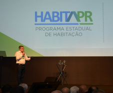 Gestores públicos de todo o Paraná puderam conhecer nesta sexta-feira (1) os principais programas habitacionais desenvolvidos pelo Governo do Estado. As ações, que visam a inclusão social e o desenvolvimento econômico dos municípios foram apresentadas pelo presidente da Cohapar, Jorge Lange, durante o evento Governo 5.0, de inovação da gestão pública, em Foz do Iguaçu.

Fotos: Guilherme Santo / Cohapar 
