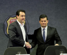 O governador Carlos Massa Ratinho Junior, participa da cerimônia de inauguração da Delegacia Modelo de Investigação e Análise Financeira, na superintendência da Polícia Federal no Estado do Paraná. Participaram: Ministro da Justiça e Segurança Pública, Sergio Moro; diretor Geral da Polícia Federal, Maurício Valeixo; secretário de Segurança, Romulo Marinho; entre outros.Curitiba, 01-11-19.Foto: Arnaldo Alves / AEN.