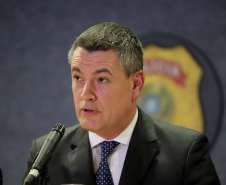 O governador Carlos Massa Ratinho Junior, participa da cerimônia de inauguração da Delegacia Modelo de Investigação e Análise Financeira, na superintendência da Polícia Federal no Estado do Paraná. Participaram: Ministro da Justiça e Segurança Pública, Sergio Moro; diretor Geral da Polícia Federal, Maurício Valeixo; secretário de Segurança, Romulo Marinho; entre outros.Curitiba, 01-11-19.Foto: Arnaldo Alves / AEN.