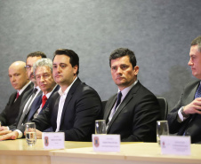 O governador Carlos Massa Ratinho Junior, participa da cerimônia de inauguração da Delegacia Modelo de Investigação e Análise Financeira, na superintendência da Polícia Federal no Estado do Paraná. Participaram: Ministro da Justiça e Segurança Pública, Sergio Moro; diretor Geral da Polícia Federal, Maurício Valeixo; secretário de Segurança, Romulo Marinho; entre outros.Curitiba, 01-11-19.Foto: Arnaldo Alves / AEN.