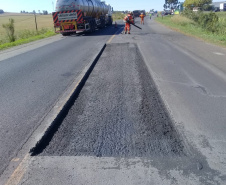 A PR-092, entre Jaguariaíva, passando por Arapoti, ambas no Centro-Oeste, até Wenceslau Braz, no Norte Pioneiro, passa por serviços de remendos e de microrrevestimento asfáltico.  Foto: Divulgação/DER