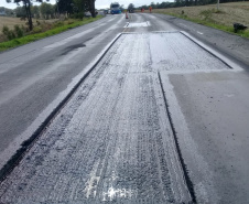 A PR-092, entre Jaguariaíva, passando por Arapoti, ambas no Centro-Oeste, até Wenceslau Braz, no Norte Pioneiro, passa por serviços de remendos e de microrrevestimento asfáltico.  Foto: Divulgação/DER