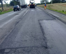 A PR-092, entre Jaguariaíva, passando por Arapoti, ambas no Centro-Oeste, até Wenceslau Braz, no Norte Pioneiro, passa por serviços de remendos e de microrrevestimento asfáltico.  Foto: Divulgação/DER