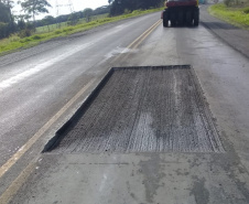 A PR-092, entre Jaguariaíva, passando por Arapoti, ambas no Centro-Oeste, até Wenceslau Braz, no Norte Pioneiro, passa por serviços de remendos e de microrrevestimento asfáltico.  Foto: Divulgação/DER