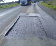A PR-092, entre Jaguariaíva, passando por Arapoti, ambas no Centro-Oeste, até Wenceslau Braz, no Norte Pioneiro, passa por serviços de remendos e de microrrevestimento asfáltico.  Foto: Divulgação/DER