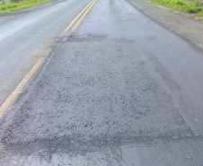 A PR-092, entre Jaguariaíva, passando por Arapoti, ambas no Centro-Oeste, até Wenceslau Braz, no Norte Pioneiro, passa por serviços de remendos e de microrrevestimento asfáltico.  Foto: Divulgação/DER