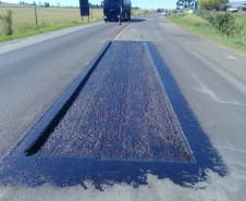 A PR-092, entre Jaguariaíva, passando por Arapoti, ambas no Centro-Oeste, até Wenceslau Braz, no Norte Pioneiro, passa por serviços de remendos e de microrrevestimento asfáltico.  Foto: Divulgação/DER