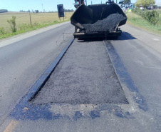 A PR-092, entre Jaguariaíva, passando por Arapoti, ambas no Centro-Oeste, até Wenceslau Braz, no Norte Pioneiro, passa por serviços de remendos e de microrrevestimento asfáltico.  Foto: Divulgação/DER