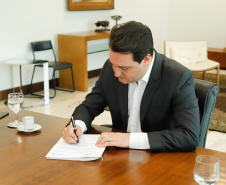 O Instituto de Tecnologia do Paraná (Tecpar) vai desenvolver sistemas inteligentes e inovadores para a Energética Suape II, empresa que comercializa energia elétrica gerada por usina termelétrica. O contrato foi assinado em solenidade com o governador Carlos Massa Ratinho Junior, nesta segunda-feira (4), no Palácio Iguaçu, em Curitiba.