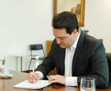 O Instituto de Tecnologia do Paraná (Tecpar) vai desenvolver sistemas inteligentes e inovadores para a Energética Suape II, empresa que comercializa energia elétrica gerada por usina termelétrica. O contrato foi assinado em solenidade com o governador Carlos Massa Ratinho Junior, nesta segunda-feira (4), no Palácio Iguaçu, em Curitiba.