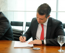 O Instituto de Tecnologia do Paraná (Tecpar) vai desenvolver sistemas inteligentes e inovadores para a Energética Suape II, empresa que comercializa energia elétrica gerada por usina termelétrica. O contrato foi assinado em solenidade com o governador Carlos Massa Ratinho Junior, nesta segunda-feira (4), no Palácio Iguaçu, em Curitiba.