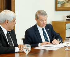O Instituto de Tecnologia do Paraná (Tecpar) vai desenvolver sistemas inteligentes e inovadores para a Energética Suape II, empresa que comercializa energia elétrica gerada por usina termelétrica. O contrato foi assinado em solenidade com o governador Carlos Massa Ratinho Junior, nesta segunda-feira (4), no Palácio Iguaçu, em Curitiba.

Foto: RODRIGO FELIX LEAL