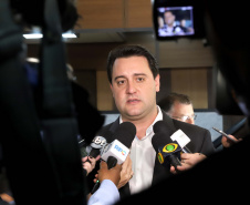 O governador Carlos Massa Ratinho Júnior assina na segunda-feira (04), a licitação para as obras do Ambulatório Médico de Especialidades da Kennedy. Presentes: secretário de Saúde, Beto Preto; Primeira Dama, Luciana Maito; diretor superintendente do Hospital do Trabalhador, Geci de Souza Junior; entre outros.Curitiba, 04-11-19.Foto: Arnaldo Alves / AEN.