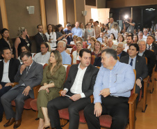 O governador Carlos Massa Ratinho Júnior assina na segunda-feira (04), a licitação para as obras do Ambulatório Médico de Especialidades da Kennedy. Presentes: secretário de Saúde, Beto Preto; Primeira Dama, Luciana Maito; diretor superintendente do Hospital do Trabalhador, Geci de Souza Junior; entre outros.Curitiba, 04-11-19.Foto: Arnaldo Alves / AEN.