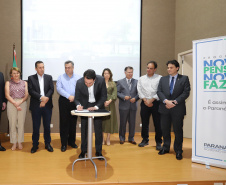 O governador Carlos Massa Ratinho Júnior assina na segunda-feira (04), a licitação para as obras do Ambulatório Médico de Especialidades da Kennedy. Presentes: secretário de Saúde, Beto Preto; Primeira Dama, Luciana Maito; diretor superintendente do Hospital do Trabalhador, Geci de Souza Junior; entre outros.Curitiba, 04-11-19.Foto: Arnaldo Alves / AEN.
