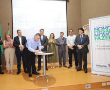 O governador Carlos Massa Ratinho Júnior assina na segunda-feira (04), a licitação para as obras do Ambulatório Médico de Especialidades da Kennedy. Presentes: secretário de Saúde, Beto Preto; Primeira Dama, Luciana Maito; diretor superintendente do Hospital do Trabalhador, Geci de Souza Junior; entre outros.Curitiba, 04-11-19.Foto: Arnaldo Alves / AEN.