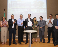 O governador Carlos Massa Ratinho Júnior assina na segunda-feira (04), a licitação para as obras do Ambulatório Médico de Especialidades da Kennedy. Presentes: secretário de Saúde, Beto Preto; Primeira Dama, Luciana Maito; diretor superintendente do Hospital do Trabalhador, Geci de Souza Junior; entre outros.Curitiba, 04-11-19.Foto: Arnaldo Alves / AEN.