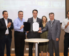 O governador Carlos Massa Ratinho Júnior assina na segunda-feira (04), a licitação para as obras do Ambulatório Médico de Especialidades da Kennedy. Presentes: secretário de Saúde, Beto Preto; Primeira Dama, Luciana Maito; diretor superintendente do Hospital do Trabalhador, Geci de Souza Junior; entre outros.Curitiba, 04-11-19.Foto: Arnaldo Alves / AEN.