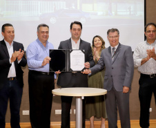 O governador Carlos Massa Ratinho Júnior assina na segunda-feira (04), a licitação para as obras do Ambulatório Médico de Especialidades da Kennedy. Presentes: secretário de Saúde, Beto Preto; Primeira Dama, Luciana Maito; diretor superintendente do Hospital do Trabalhador, Geci de Souza Junior; entre outros.Curitiba, 04-11-19.Foto: Arnaldo Alves / AEN.