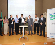 O governador Carlos Massa Ratinho Júnior assina na segunda-feira (04), a licitação para as obras do Ambulatório Médico de Especialidades da Kennedy. Presentes: secretário de Saúde, Beto Preto; Primeira Dama, Luciana Maito; diretor superintendente do Hospital do Trabalhador, Geci de Souza Junior; entre outros.Curitiba, 04-11-19.Foto: Arnaldo Alves / AEN.