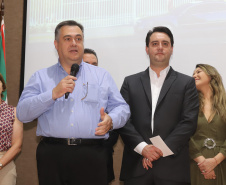 O governador Carlos Massa Ratinho Júnior assina na segunda-feira (04), a licitação para as obras do Ambulatório Médico de Especialidades da Kennedy. Presentes: secretário de Saúde, Beto Preto; Primeira Dama, Luciana Maito; diretor superintendente do Hospital do Trabalhador, Geci de Souza Junior; entre outros.Curitiba, 04-11-19.Foto: Arnaldo Alves / AEN.