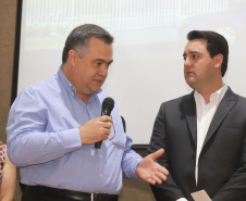 O governador Carlos Massa Ratinho Júnior assina na segunda-feira (04), a licitação para as obras do Ambulatório Médico de Especialidades da Kennedy. Presentes: secretário de Saúde, Beto Preto; Primeira Dama, Luciana Maito; diretor superintendente do Hospital do Trabalhador, Geci de Souza Junior; entre outros.Curitiba, 04-11-19.Foto: Arnaldo Alves / AEN.