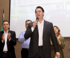 O governador Carlos Massa Ratinho Júnior assina na segunda-feira (04), a licitação para as obras do Ambulatório Médico de Especialidades da Kennedy. Presentes: secretário de Saúde, Beto Preto; Primeira Dama, Luciana Maito; diretor superintendente do Hospital do Trabalhador, Geci de Souza Junior; entre outros.Curitiba, 04-11-19.Foto: Arnaldo Alves / AEN.