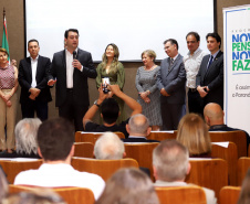 O governador Carlos Massa Ratinho Júnior assina na segunda-feira (04), a licitação para as obras do Ambulatório Médico de Especialidades da Kennedy. Presentes: secretário de Saúde, Beto Preto; Primeira Dama, Luciana Maito; diretor superintendente do Hospital do Trabalhador, Geci de Souza Junior; entre outros.Curitiba, 04-11-19.Foto: Arnaldo Alves / AEN.