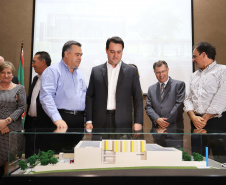 O governador Carlos Massa Ratinho Júnior assina na segunda-feira (04), a licitação para as obras do Ambulatório Médico de Especialidades da Kennedy. Presentes: secretário de Saúde, Beto Preto; Primeira Dama, Luciana Maito; diretor superintendente do Hospital do Trabalhador, Geci de Souza Junior; entre outros.Curitiba, 04-11-19.Foto: Arnaldo Alves / AEN.