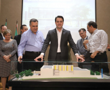 O governador Carlos Massa Ratinho Júnior assina na segunda-feira (04), a licitação para as obras do Ambulatório Médico de Especialidades da Kennedy. Presentes: secretário de Saúde, Beto Preto; Primeira Dama, Luciana Maito; diretor superintendente do Hospital do Trabalhador, Geci de Souza Junior; entre outros.Curitiba, 04-11-19.Foto: Arnaldo Alves / AEN.