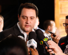 Maior complexo hospitalar público do Paraná, o Hospital do Trabalhador, em Curitiba, vai ganhar um novo ambulatório de especialidades médicas, ampliando a capacidade de 8 mil para 25 mil consultas por mês. O governador Carlos Massa Ratinho Júnior assinou nesta segunda-feira (04) a licitação para as obras do Ambulatório Médico de Especialidades da Kennedy. Serão investidos R$ 8,8 milhões pelo Governo do Estado para a aumentar a oferta de serviços.