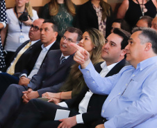 Maior complexo hospitalar público do Paraná, o Hospital do Trabalhador, em Curitiba, vai ganhar um novo ambulatório de especialidades médicas, ampliando a capacidade de 8 mil para 25 mil consultas por mês. O governador Carlos Massa Ratinho Júnior assinou nesta segunda-feira (04) a licitação para as obras do Ambulatório Médico de Especialidades da Kennedy. Serão investidos R$ 8,8 milhões pelo Governo do Estado para a aumentar a oferta de serviços.