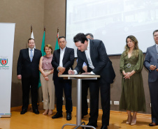 Maior complexo hospitalar público do Paraná, o Hospital do Trabalhador, em Curitiba, vai ganhar um novo ambulatório de especialidades médicas, ampliando a capacidade de 8 mil para 25 mil consultas por mês. O governador Carlos Massa Ratinho Júnior assinou nesta segunda-feira (04) a licitação para as obras do Ambulatório Médico de Especialidades da Kennedy. Serão investidos R$ 8,8 milhões pelo Governo do Estado para a aumentar a oferta de serviços.