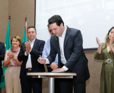 Maior complexo hospitalar público do Paraná, o Hospital do Trabalhador, em Curitiba, vai ganhar um novo ambulatório de especialidades médicas, ampliando a capacidade de 8 mil para 25 mil consultas por mês. O governador Carlos Massa Ratinho Júnior assinou nesta segunda-feira (04) a licitação para as obras do Ambulatório Médico de Especialidades da Kennedy. Serão investidos R$ 8,8 milhões pelo Governo do Estado para a aumentar a oferta de serviços.