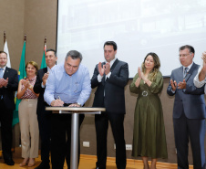 Maior complexo hospitalar público do Paraná, o Hospital do Trabalhador, em Curitiba, vai ganhar um novo ambulatório de especialidades médicas, ampliando a capacidade de 8 mil para 25 mil consultas por mês. O governador Carlos Massa Ratinho Júnior assinou nesta segunda-feira (04) a licitação para as obras do Ambulatório Médico de Especialidades da Kennedy. Serão investidos R$ 8,8 milhões pelo Governo do Estado para a aumentar a oferta de serviços.