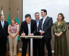 Maior complexo hospitalar público do Paraná, o Hospital do Trabalhador, em Curitiba, vai ganhar um novo ambulatório de especialidades médicas, ampliando a capacidade de 8 mil para 25 mil consultas por mês. O governador Carlos Massa Ratinho Júnior assinou nesta segunda-feira (04) a licitação para as obras do Ambulatório Médico de Especialidades da Kennedy. Serão investidos R$ 8,8 milhões pelo Governo do Estado para a aumentar a oferta de serviços.