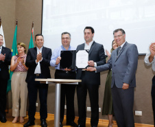 Maior complexo hospitalar público do Paraná, o Hospital do Trabalhador, em Curitiba, vai ganhar um novo ambulatório de especialidades médicas, ampliando a capacidade de 8 mil para 25 mil consultas por mês. O governador Carlos Massa Ratinho Júnior assinou nesta segunda-feira (04) a licitação para as obras do Ambulatório Médico de Especialidades da Kennedy. Serão investidos R$ 8,8 milhões pelo Governo do Estado para a aumentar a oferta de serviços.