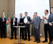 Maior complexo hospitalar público do Paraná, o Hospital do Trabalhador, em Curitiba, vai ganhar um novo ambulatório de especialidades médicas, ampliando a capacidade de 8 mil para 25 mil consultas por mês. O governador Carlos Massa Ratinho Júnior assinou nesta segunda-feira (04) a licitação para as obras do Ambulatório Médico de Especialidades da Kennedy. Serão investidos R$ 8,8 milhões pelo Governo do Estado para a aumentar a oferta de serviços.