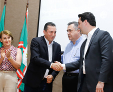 Maior complexo hospitalar público do Paraná, o Hospital do Trabalhador, em Curitiba, vai ganhar um novo ambulatório de especialidades médicas, ampliando a capacidade de 8 mil para 25 mil consultas por mês. O governador Carlos Massa Ratinho Júnior assinou nesta segunda-feira (04) a licitação para as obras do Ambulatório Médico de Especialidades da Kennedy. Serão investidos R$ 8,8 milhões pelo Governo do Estado para a aumentar a oferta de serviços.