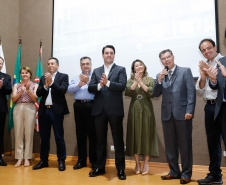 Maior complexo hospitalar público do Paraná, o Hospital do Trabalhador, em Curitiba, vai ganhar um novo ambulatório de especialidades médicas, ampliando a capacidade de 8 mil para 25 mil consultas por mês. O governador Carlos Massa Ratinho Júnior assinou nesta segunda-feira (04) a licitação para as obras do Ambulatório Médico de Especialidades da Kennedy. Serão investidos R$ 8,8 milhões pelo Governo do Estado para a aumentar a oferta de serviços.
