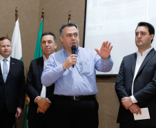 Maior complexo hospitalar público do Paraná, o Hospital do Trabalhador, em Curitiba, vai ganhar um novo ambulatório de especialidades médicas, ampliando a capacidade de 8 mil para 25 mil consultas por mês. O governador Carlos Massa Ratinho Júnior assinou nesta segunda-feira (04) a licitação para as obras do Ambulatório Médico de Especialidades da Kennedy. Serão investidos R$ 8,8 milhões pelo Governo do Estado para a aumentar a oferta de serviços.