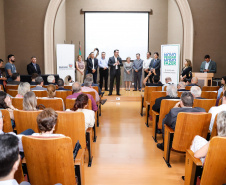 Maior complexo hospitalar público do Paraná, o Hospital do Trabalhador, em Curitiba, vai ganhar um novo ambulatório de especialidades médicas, ampliando a capacidade de 8 mil para 25 mil consultas por mês. O governador Carlos Massa Ratinho Júnior assinou nesta segunda-feira (04) a licitação para as obras do Ambulatório Médico de Especialidades da Kennedy. Serão investidos R$ 8,8 milhões pelo Governo do Estado para a aumentar a oferta de serviços.