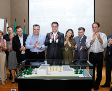 Maior complexo hospitalar público do Paraná, o Hospital do Trabalhador, em Curitiba, vai ganhar um novo ambulatório de especialidades médicas, ampliando a capacidade de 8 mil para 25 mil consultas por mês. O governador Carlos Massa Ratinho Júnior assinou nesta segunda-feira (04) a licitação para as obras do Ambulatório Médico de Especialidades da Kennedy. Serão investidos R$ 8,8 milhões pelo Governo do Estado para a aumentar a oferta de serviços.